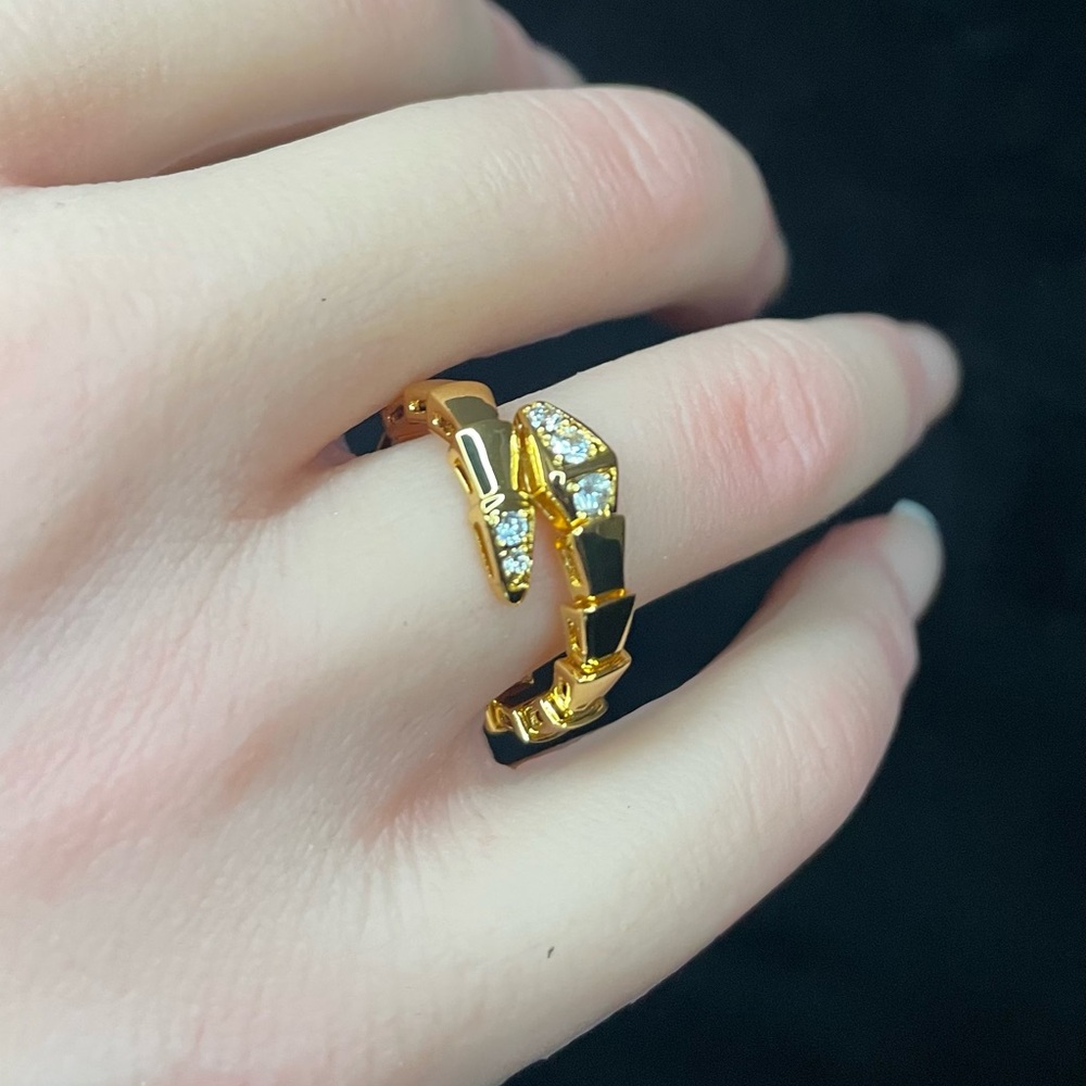 Serpentine ring